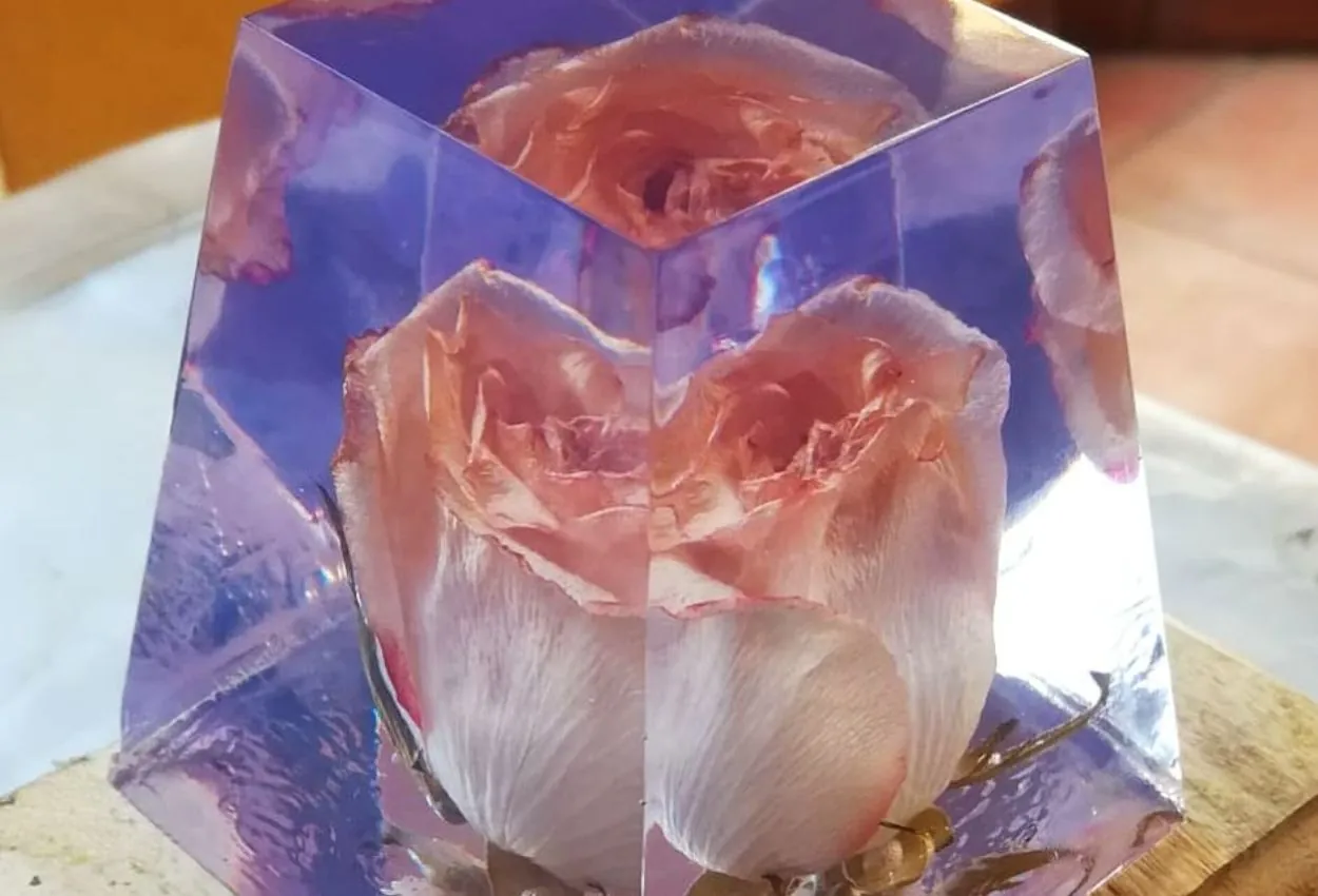 Flor encapsulada en una pieza de resina cristal transparente