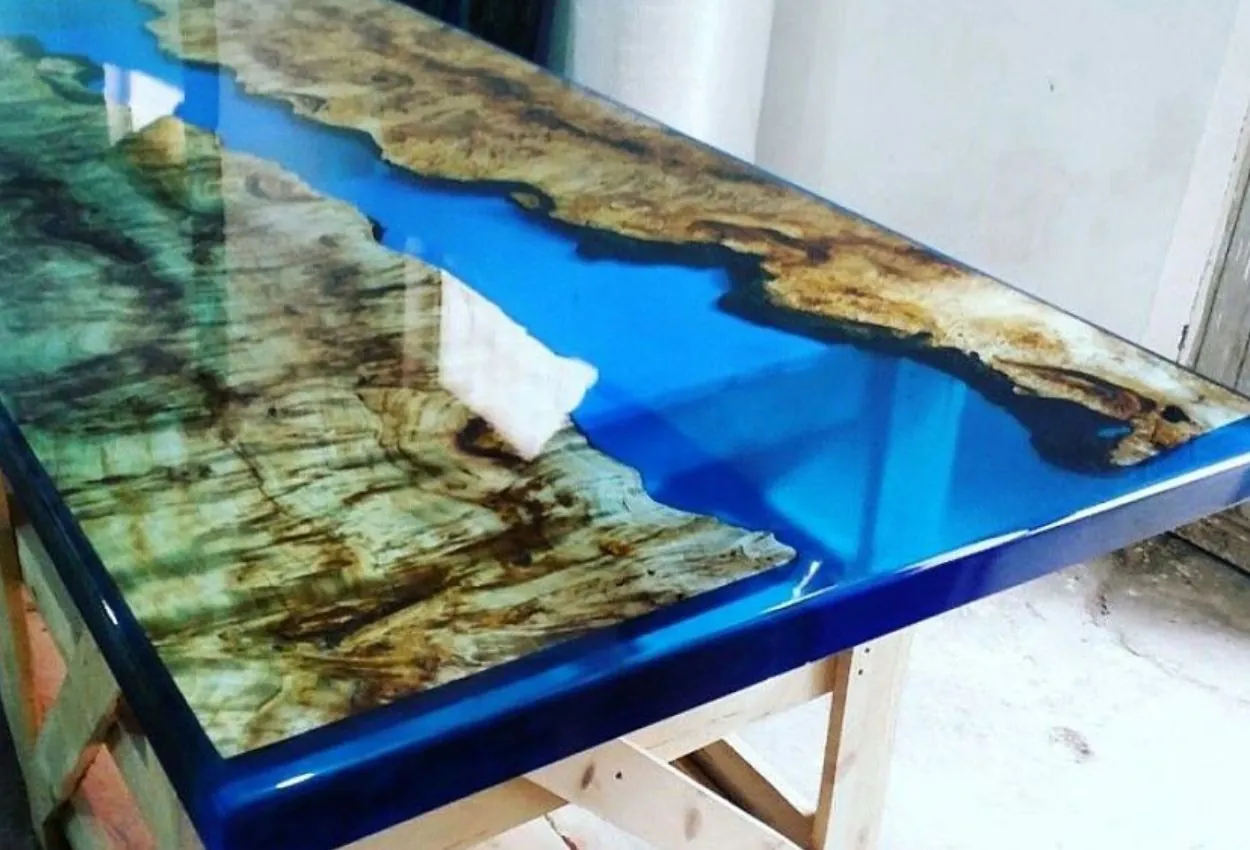 Mesa de río de madera con resina cristal azul