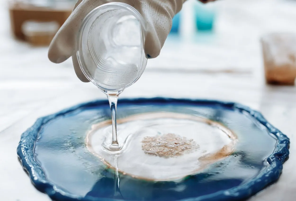 Vertido de resina transparente sobre una pieza tipo geoda azul