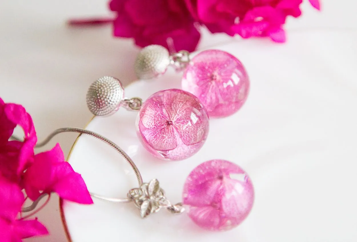 Aretes con flores encapsuladas en resina epóxica