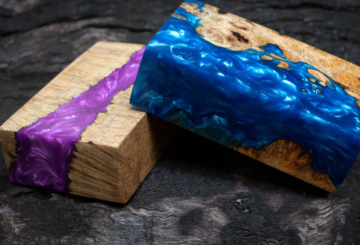 Bloque de madera con resina epóxica azul y morada
