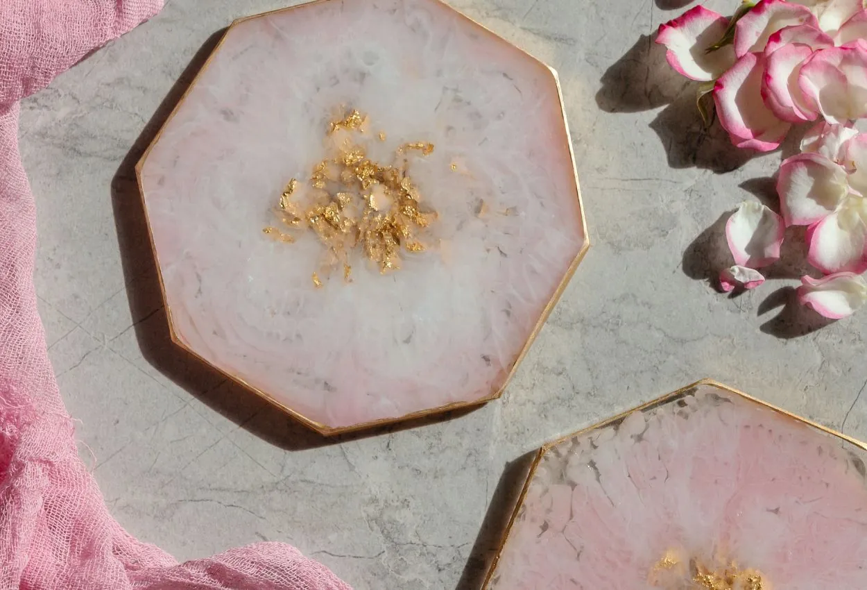 Posavasos de resina con carga mineral y detalles dorados