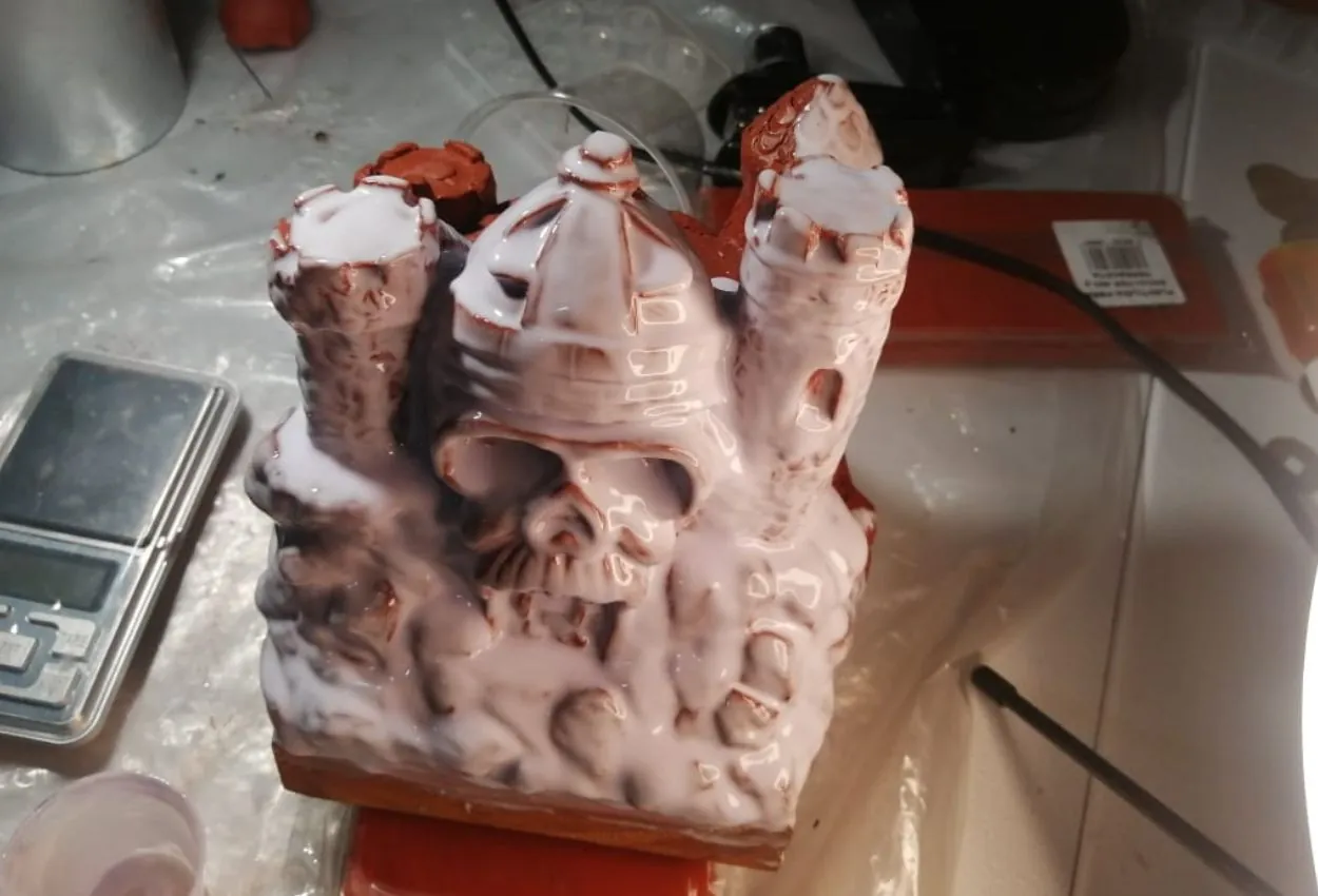 Pieza de resina para cargas sacada de un molde de silicón por capas