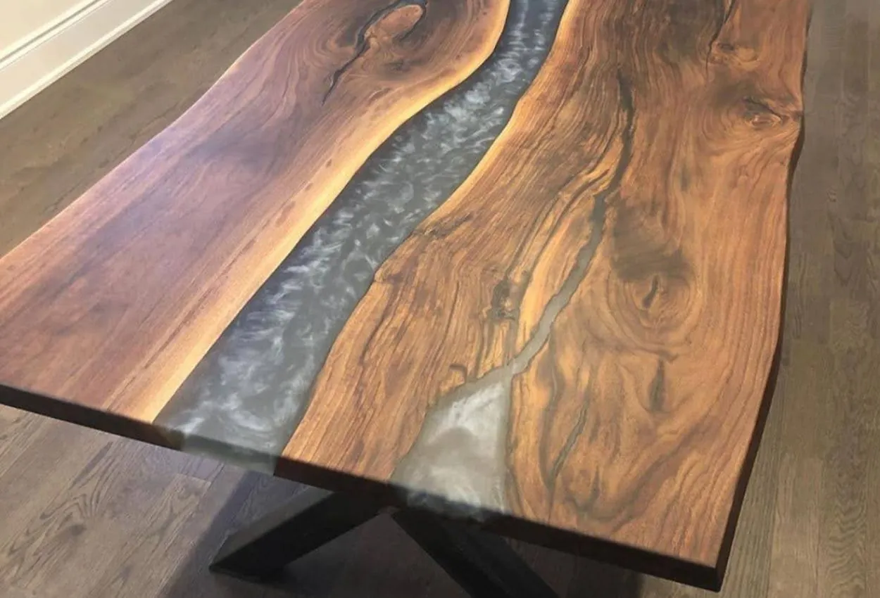 Tablero de madera con río de resina hecho en taller