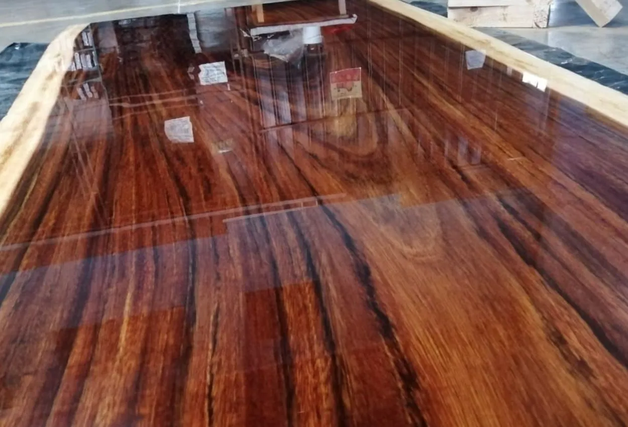 Encimera de madera con recubrimiento brillante de resina epóxica